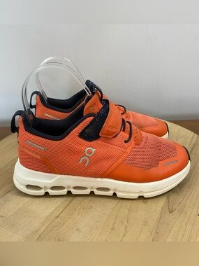 On Cloud Cloud Play Flame Orange White Running Shoe Sneaker Kids Sz K1 Athletic